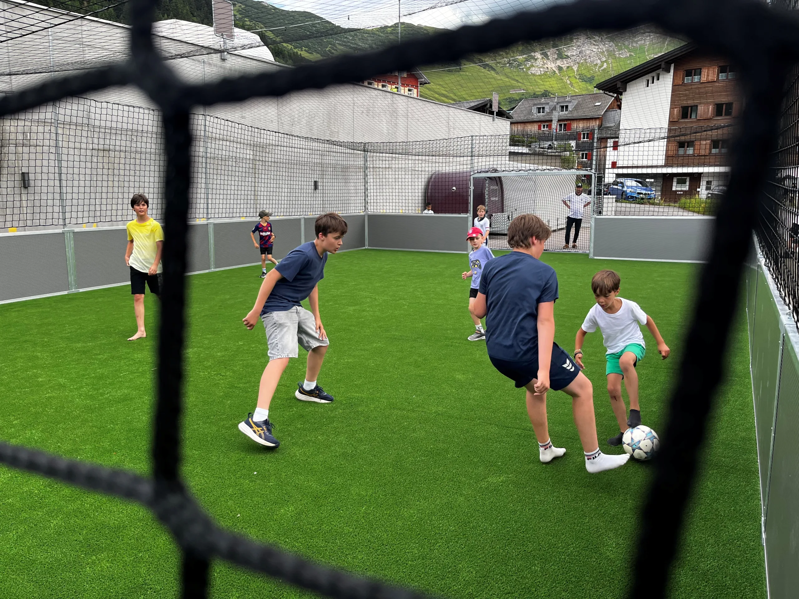 Kleinfussballfeld in Malbun vor den Bergen