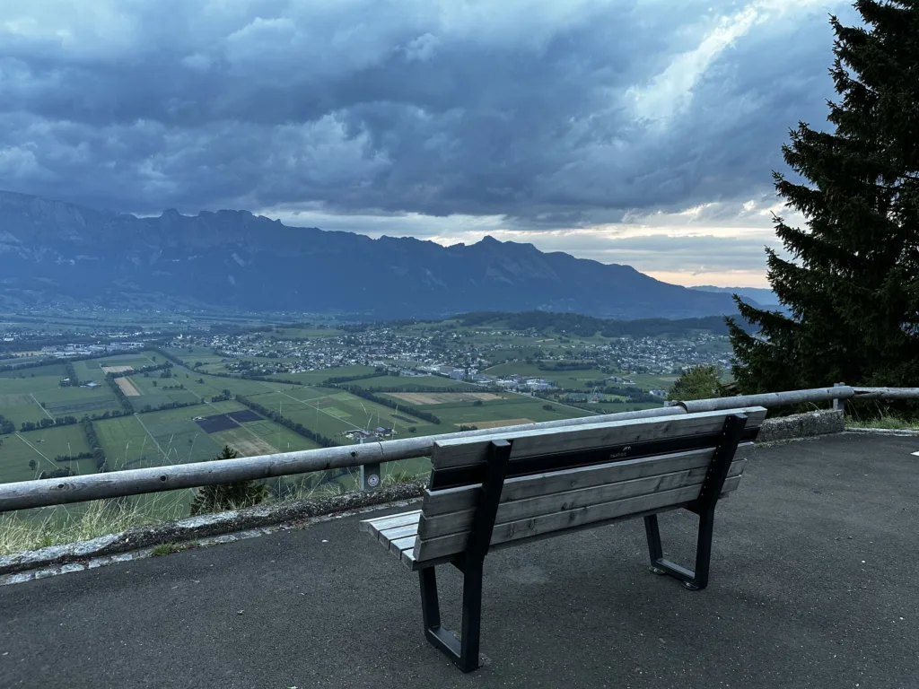 Aussichtsplattform in Planken mit Blick über das Rheintal