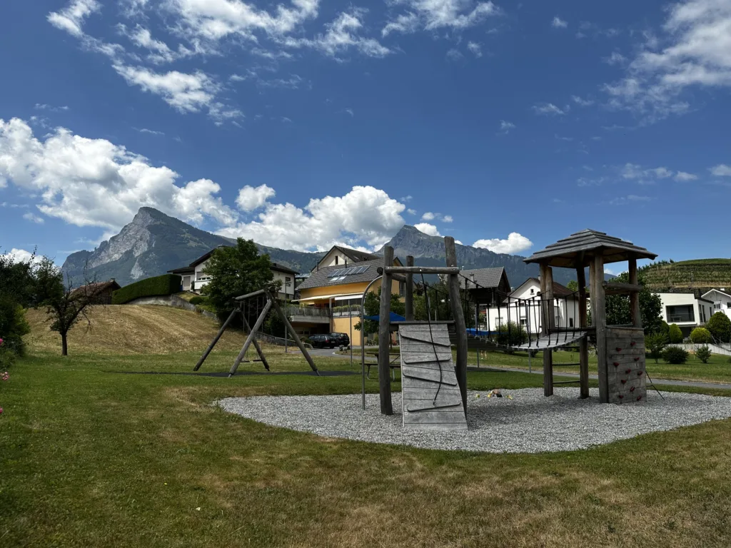 Spielgeräte auf dem Spielplatz Rietle in Balzers