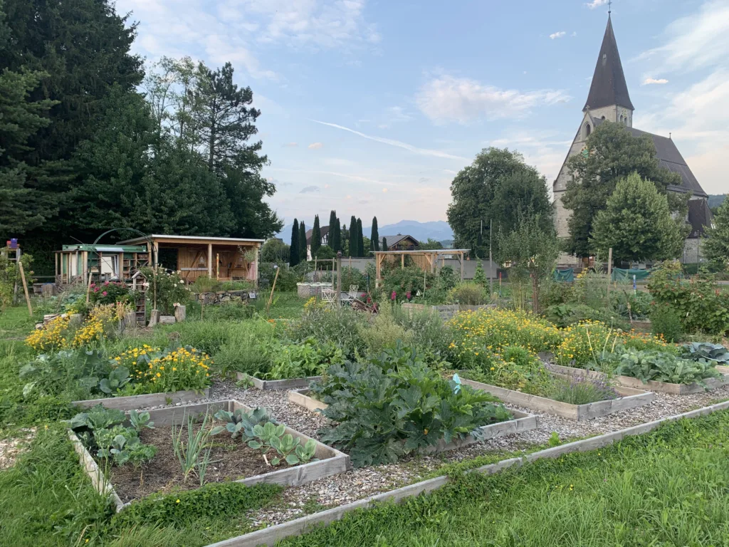 Blühende Beete im Naturschaugarten Ruggell